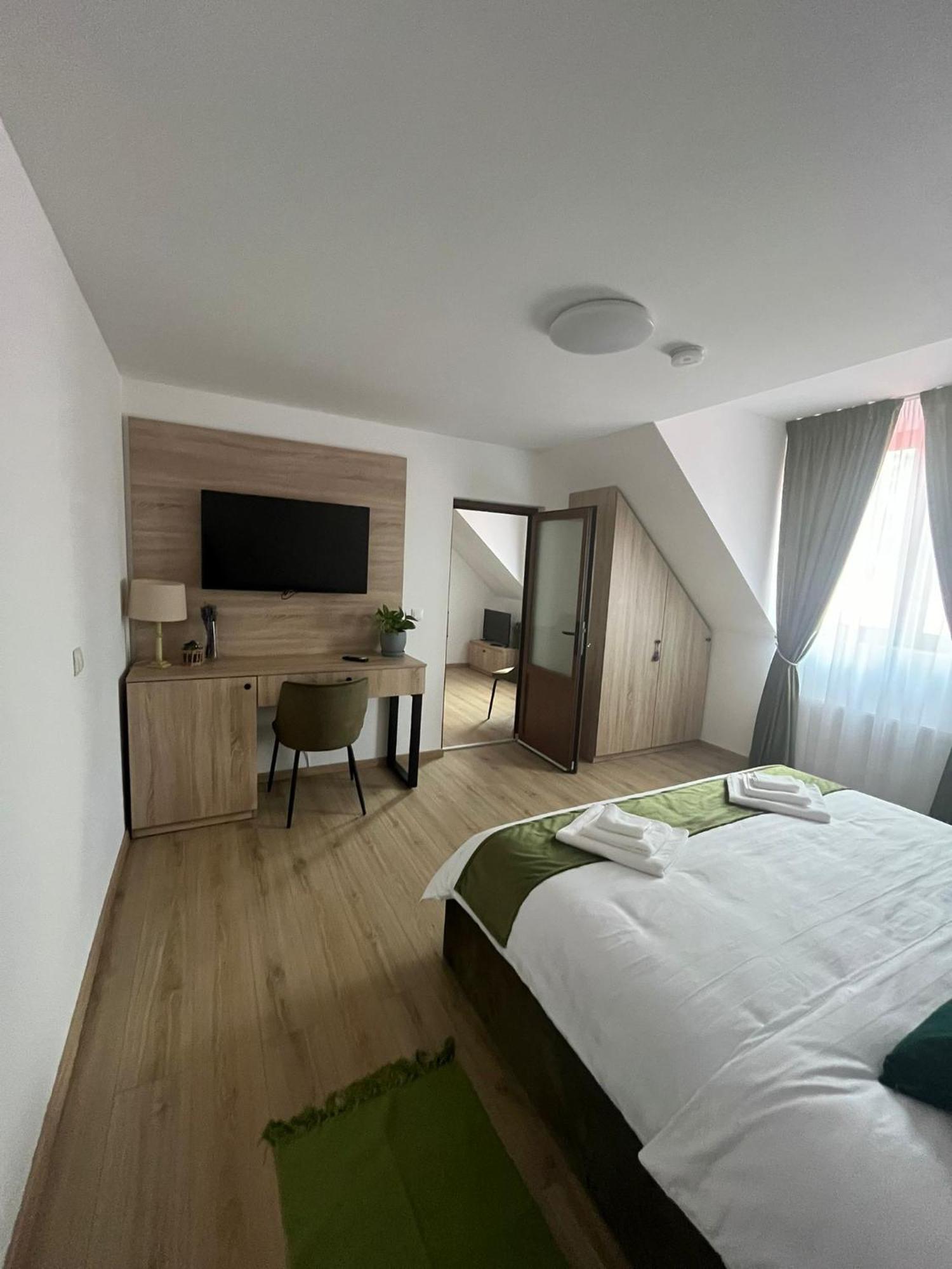 Kilometru108 Hotel Leordina Bagian luar foto