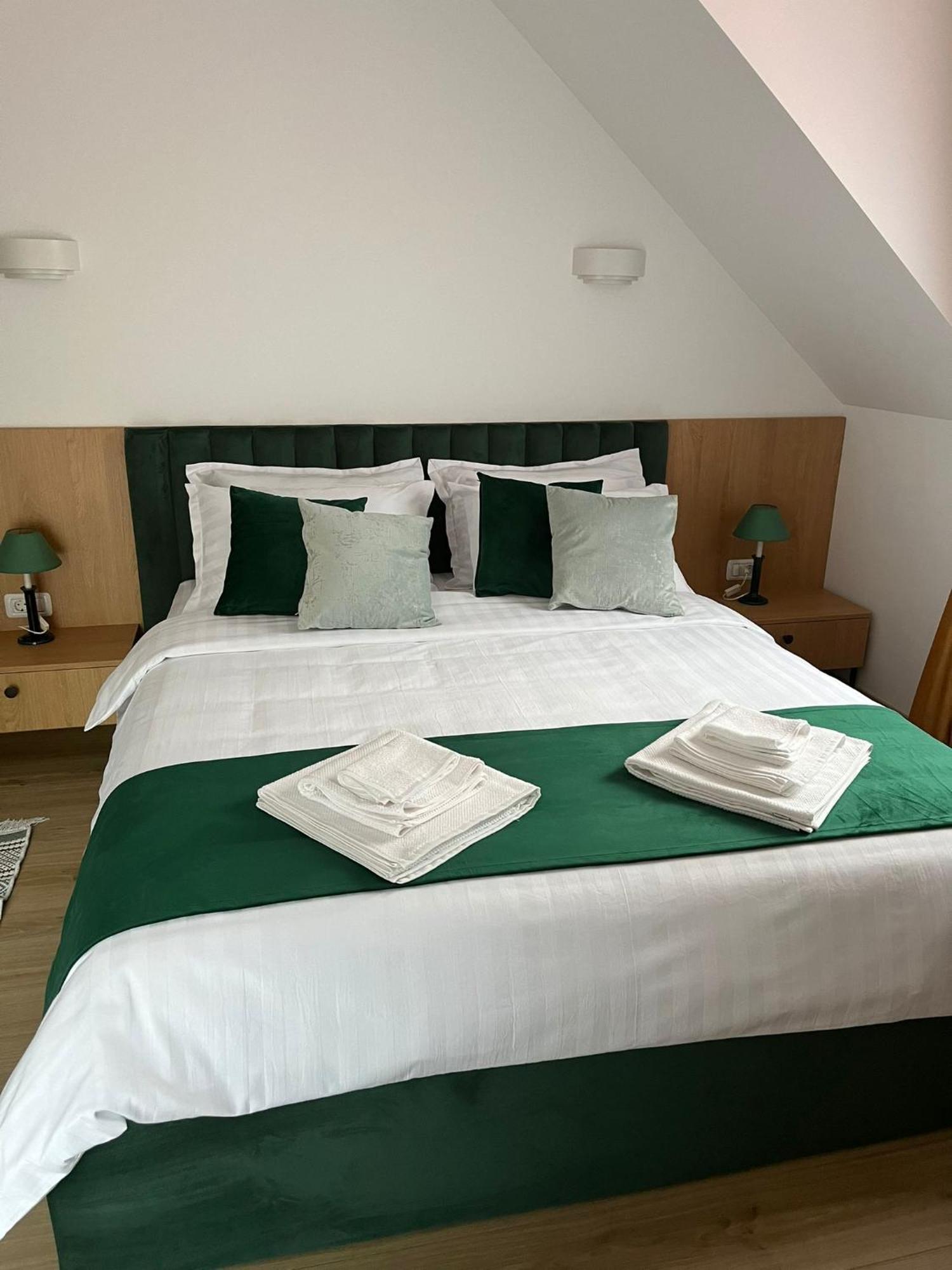 Kilometru108 Hotel Leordina Bagian luar foto