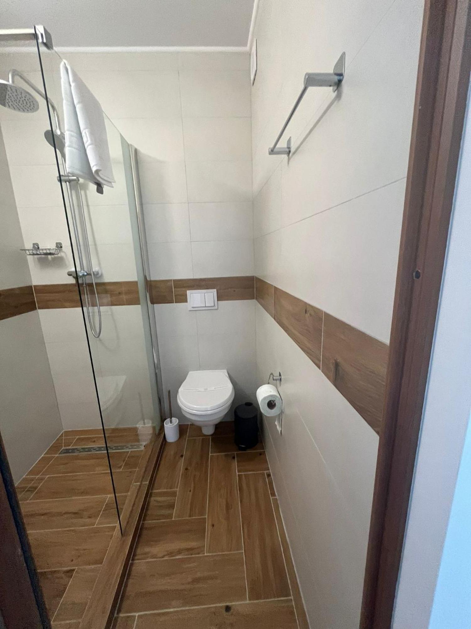 Kilometru108 Hotel Leordina Bagian luar foto