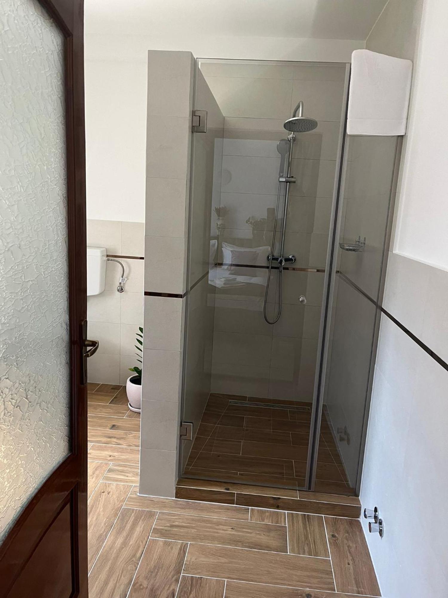 Kilometru108 Hotel Leordina Bagian luar foto